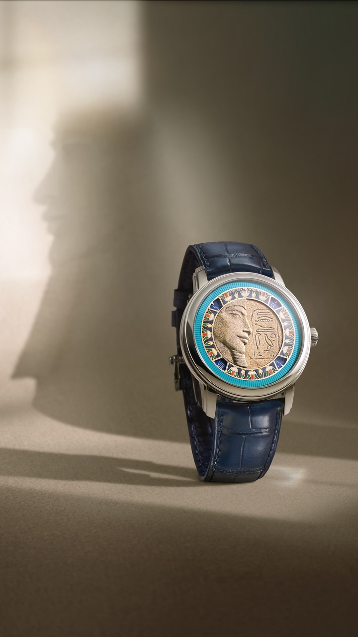 The choice of materials for the *Bust of Akhenaten* watch reflects an approach that is almost archaeological in its rigour. The bust of Akhenaten and the cartouche facing it are sculpted from Sinai limestone sandstone identical to that of the original work preserved at the Louvre Museum and created at Karnak nearly 3,500 years ago. Two colourful peripheral friezes further enrich this particularly expressive composition. The inner frieze features an intricate pattern of gold partitions filled with stone marquetry, while the outer ring, carved from a single piece of turquoise and meticulously engraved by hand, pays tribute to the necklace of Nakhti, an Egyptian dignitary.