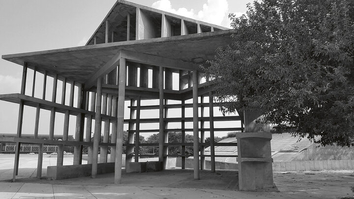 The Tower of Shadow is the result of the architect's in-depth studies of the sun's trajectory throughout the different seasons in order to control the penetration of light into the buildings of the Capitol.