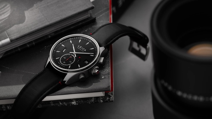Exclusive to the ZM 2 is a 12-hour internal bezel for the seamless tracking of a second time zone via the single-hour hand. 