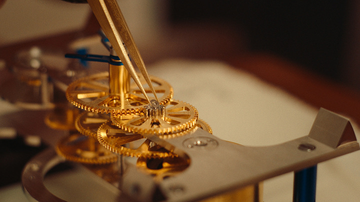 It takes around a dozen hours to build the clock. Only the regulating organ is supplied pre-assembled.