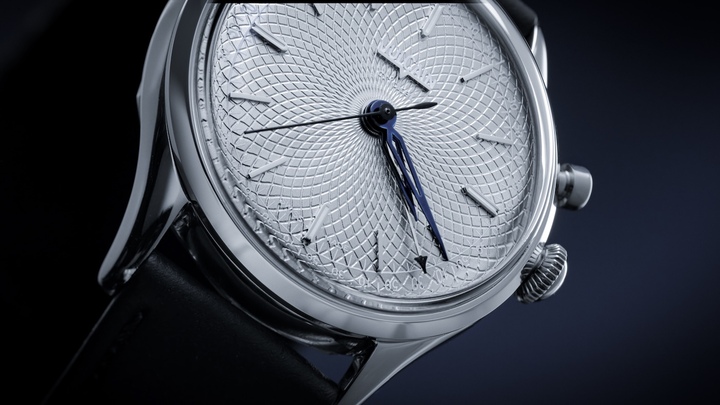 Nearly 80 years after its launch, the Cricket continues to evolve. Vulcain now reinterprets its historic alarm watch in titanium, using the metal not only for the case and dial but also for several movement components. Limited to 100 pieces, this edition brings an emblematic complication into the language of contemporary watchmaking.