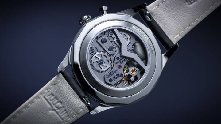 With the Cricket Titanium, Vulcain does more than lighten its historic model. The material extends into the architecture and alarm mechanism of the V14 calibre, where its vibrational properties help transmit sound. An unusual technical approach to a complication born nearly eight decades ago.