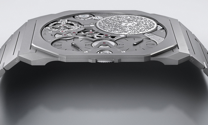 After seven consecutive world records, here is the eighth: the Octo Finissimo Ultra. It opens a new era of ultra-thin profiles, measuring just 1.80 millimetres. A total of eight patent applications have been filed. They relate to the watch glass assembly, barrel structure, oscillator module, differential display, modular structure, bracelet, bimetallic case, middle-mainplate/caseback, as well as the Bvlgari Singvlarity software technology.