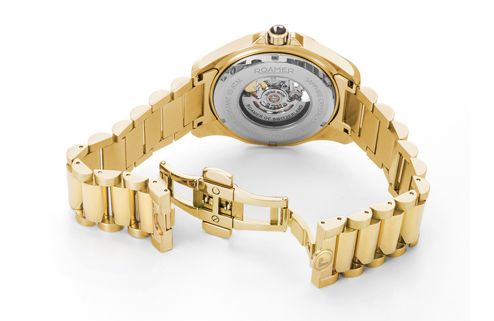  With the Rockshell Mark III Skeleton, Roamer presents a timepiece that is both sporty and elegant, launched with four models. In addition to cool stainless steel with a blue or black framed skeleton window, a gold-plated version with black and a gorgeous two-tone dress watch version with green provide plenty of options for personal choice. 