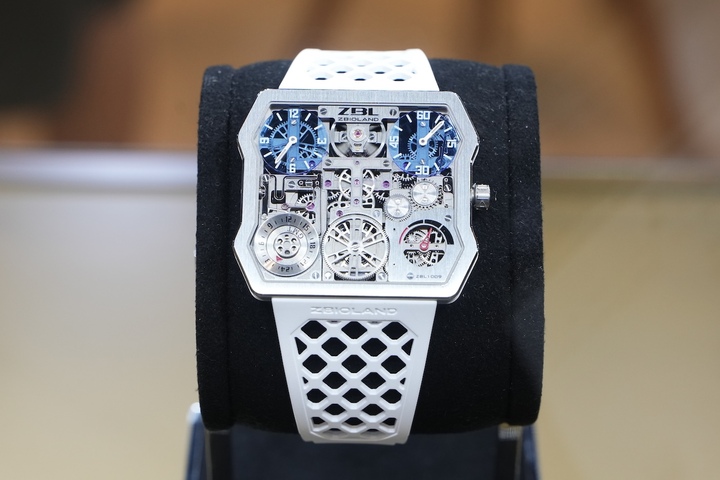 This year's Salon de TIME features a strong lineup of Guochao-inspired brands and Chinese watchmakers, showcasing their craftsmanship and creativity. Among them is Zbioland, which presents the Barcelona ZBL1009 timepiece. The watch is powered by the brand's first in-house developed Calibre 961 movement and draws inspiration from the works of renowned Spanish architect Antoni Gaudí, reflecting distinctive architectural aesthetics in its design.