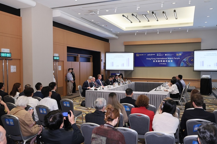 The Hong Kong International Watch Forum (above) and the Asian Watch Conference brought together leading industry experts to share the latest trade data and market trends from watch industries worldwide. Discussions focused on new opportunities created by integrating traditional watchmaking craftsmanship with emerging technologies, as well as strategies for leveraging e-commerce platforms to accelerate market expansion and business growth.