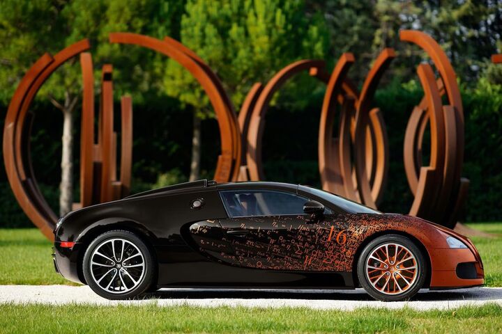 Before Alto, Bernar Venet had undertaken only one collaboration of this kind. It was with Bugatti in 2012: a Grand Sport transformed into a work of art, featuring the mathematical formulas used by the brand's engineers, unveiled in Miami during Art Basel.