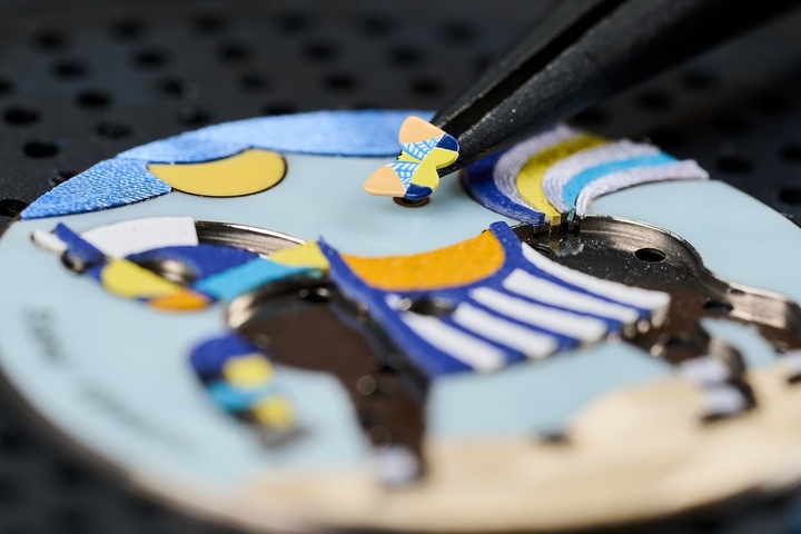 Hand-setting the elements on the dial of the Arceau Mon Premier Galop (2024).