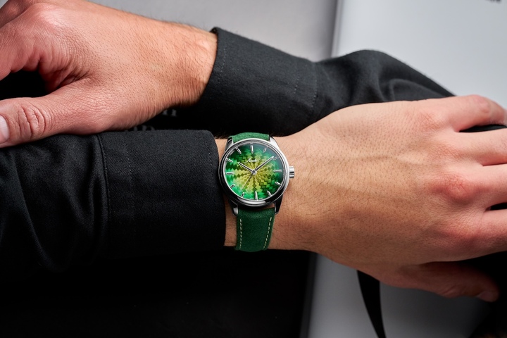 The Son Mài Guilloché Hand “Boréalis”, the third limited edition in the series, is distinguished by a mesmerising gradient that flows from golden yellow at its centre to emerald green at the edge of the dial.