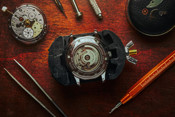 A view of the Delbana Recordmaster's case back