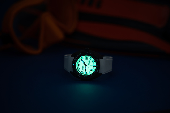 The SUB 300 Carbon Whitepearl sporting the entirely luminescent white dial.