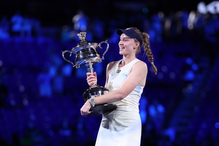 During her victory at the Australian Open, Elena Rybakina wore the Vanguart Orb, featuring a rose gold case paired with a white rubber strap.