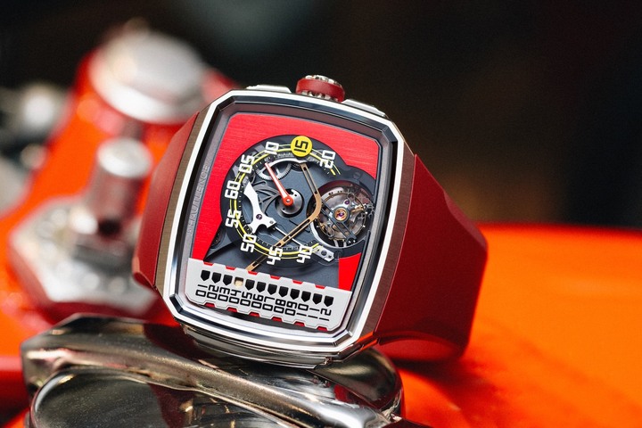 Celebrating the legendary motorcycle racer, the Linear Giacomo Agostini is full of references to the world of speed. To the left of the dial, the graduated scale is reminiscent of the precision instruments on a dashboard. Hautlence's signature complication, the linear retrograde jumping hour, takes on the appearance of a paddock chronograph. At 6 o'clock, the flying tourbillon spins like a wheel set in motion at full speed, protected by its red skeletonised bridge. Behind this mechanical ballet lies the D50 calibre, designed and assembled in-house, with a module developed by Agenhor: 239 components, 3 Hertz, 72 hours of power reserve.
