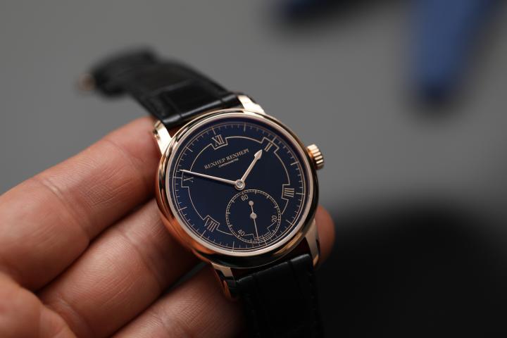 The Chronomètre Contemporain. Traditional Black Enamel Grand Feu on 18K gold plate and 5N index printing on the Red Gold 5N version; White Enamel Grand Feu with blue printing for the Platinum version.