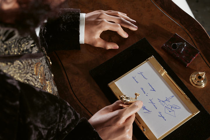 Close-up of the Pushkin writing one of its 1,458 poems, produced in random order: a first for an automaton.