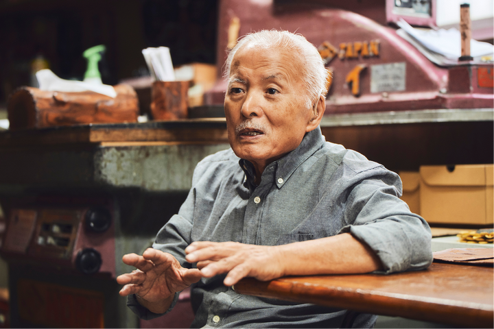 Kunio Okubo, a specialist in sukimo leather, is one of Knot's partners throughout Japan in the design of its watch straps.
