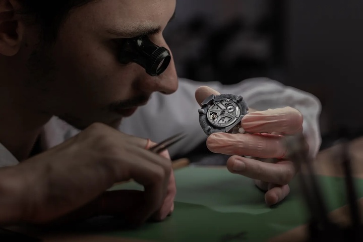 Both models feature automatic movements and are the first Leica watches to do so. The Leica boutique calibre LA-3001, developed in partnership with Swiss watchmaker Chronode, offers an accuracy of -4/+6 seconds per day and is tested in five positions. The finely finished movement features a ruthenium-coated rotor and provides a 60-hour power reserve. The alternating sandblasted, brushed, and polished surfaces once again echo the aesthetic language of Leica cameras.