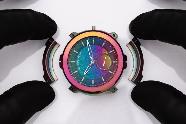 The innovative coating of the limited-edition MU06 Mayura is based on a carbon structure. The arc evaporation process (Advanced Arc Technology) achieves extreme fineness, preserving the watch's most subtle details, while its particularly smooth surface significantly reduces friction and minimizes particle adhesion. When the metal comes into contact with the treatment elements, it reacts, revealing a palette of unpredictable iridescent reflections.