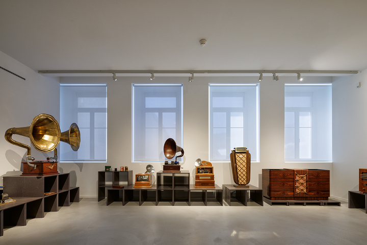 Gramophones, record players and radios