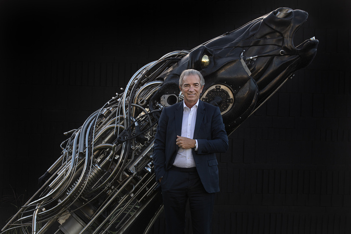  A descendant of a Swiss watchmaker, now at the head of a leading independent motor vehicle distribution group, Patrick Bornhauser pays tribute to the genius of Onésiphore Pecqueur through this project, which also marks the birth of a club dedicated to enthusiasts of fine mechanics.