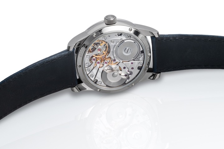 At the heart of this watch beats the ASE 320.00 micro-rotor movement, entirely designed and hand-assembled in La Chaux-de-Fonds. Its newly developed in-house ball bearing system ensures a power reserve of 86 hours. The six bridges with polished bevels and concave jewel settings, the finely sandblasted and rhodium-plated mainplate, as well as the circular and concentric Côtes de Genève, define the distinctive character of this movement.