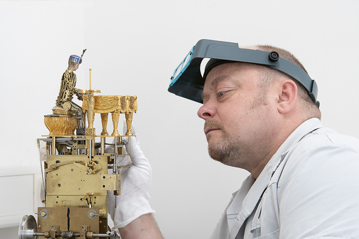 Nicolas Court fine-tuning an automaton