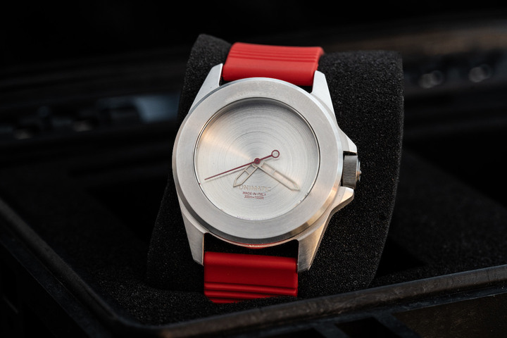 The Unimatic Ore Steel clearly shows that this design's “raison d'etre” is to highlight one single material.