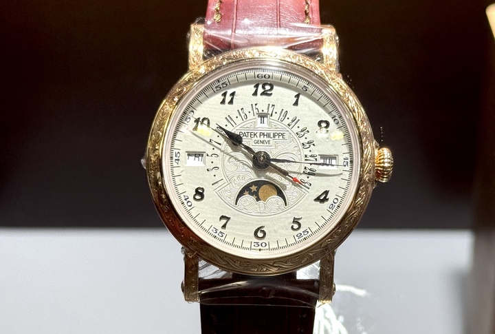 With their sapphire case-back protected by a hinged cover and straight lugs, Patek Philippe Officer's-style perpetual calendars with retrograde date hand are among the most sought-after models for devotees of rare timepieces — especially when they feature an entirely hand-engraved case, as on this rose gold Rare Handcrafts model.