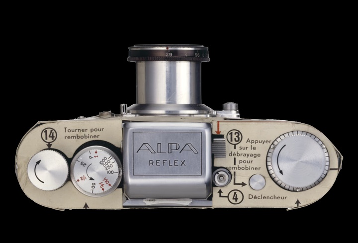 Alpa's first major turning point came with the launch of the Alpa Reflex in 1946: a compact, precise, Swiss-made 35mm camera. An original touch: the packaging doubled as the camera's instruction manual.
