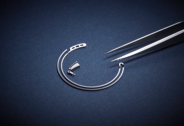 The watch's chime comes courtesy of a steel spring which is placed around the edge of the dial. 