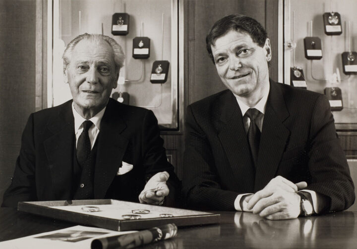 The young Philippe Stern alongside Henri Stern, then chairman, in the 1960s. Behind the two men, one can glimpse the small display cases which at that time comprised the entire private collection of Patek Philippe.