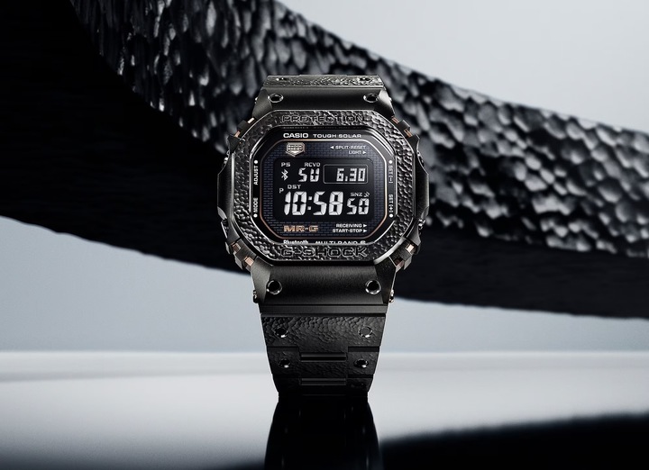 The MRG-B5000HT, a remarkable limited edition, stands out for its exceptional craftsmanship in metalworking. Each watch features a bezel and bracelet that have been hand-hammered by a master of the traditional ‘tsuiki' hammering technique, giving them a unique relief pattern.