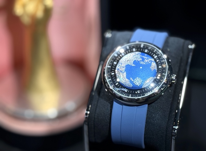 This year's exhibition features an impressive collection of award-winning timepieces. Among them is CIGA Design's AVENTUR·Blue Planet, which features a three-dimensional rotating globe on the dial. The watch was honoured with the “Challenge Watch Prize” at the 2021 Grand Prix d'Horlogerie de Genève (GPHG), widely regarded as the “Oscars” of the watchmaking industry.