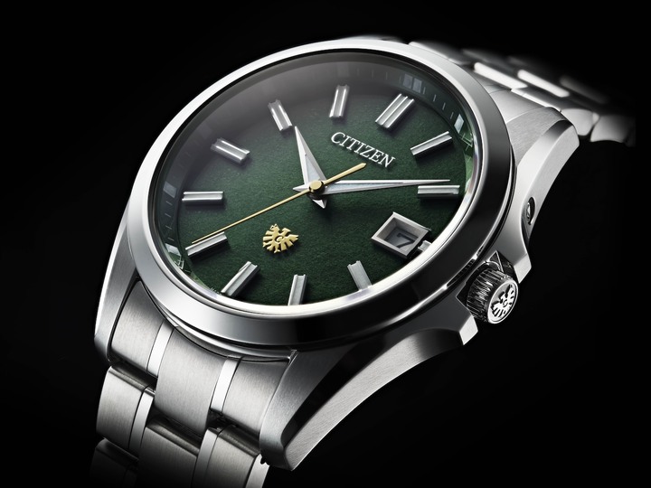 For the 50th anniversary of Eco-Drive, Citizen presents this limited edition of 650 pieces worldwide, featuring a dial made of washi, traditional Japanese paper, dyed in Chitose Midori, a deep green inspired by pine needles that symbolizes longevity and unchanging beauty, created by combining traditional Japanese indigo dye with yellow Ibuki kariyasu. The price of this model, bearing the eagle emblem, is ,100.