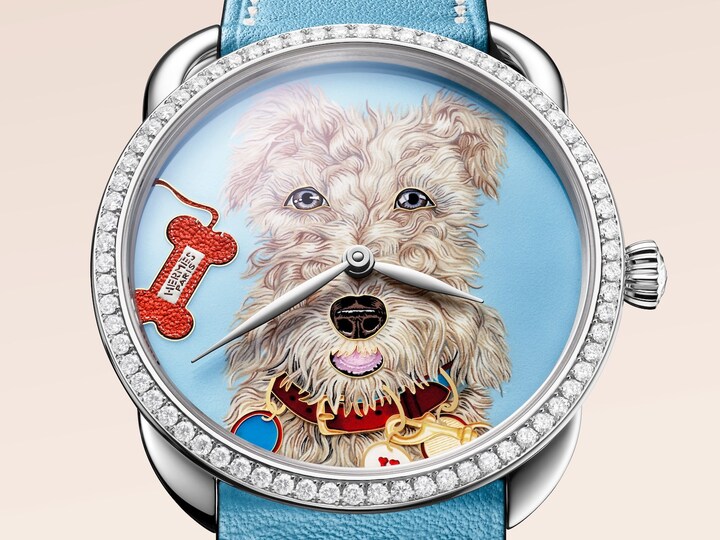 Hermès Arceau Jour de Casting watch (2025). Techniques: miniature painting (Debora Martinez) and cloisonné enamel (Miniare team). The improbable “portrait” of Taco - inspired by a silk scarf designed by artist Liz Stirling - is both surprising and delightful. Looking as though he has been coiffed, powdered and made up for the occasion, the mascot gazes directly at us, seemingly ready to take to the stage or parade in an elegance competition. For the space of an image, Hermès invites us to step aside from reality and forget, if only briefly, the anxieties of the world beyond.