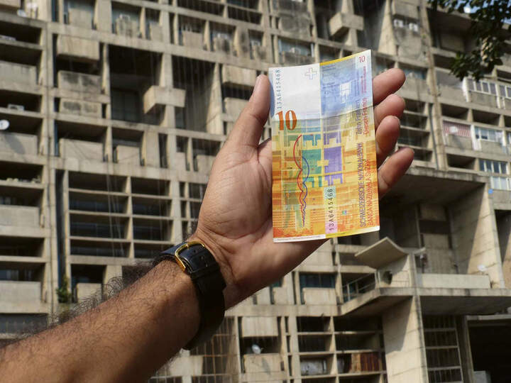 A CHF 10 note (issued in 1995) featuring the Secretariat Building in Chandigarh, designed by Le Corbusier.