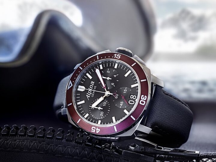 Seastrong Diver 300 Chronograph Big Date, in bordeaux