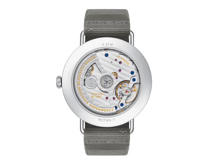 DUW 6101, the date calibre of the new Metro Update. The engraving on the rotor is embossed and gold-plated; the quick-set date functions both forward and backward.