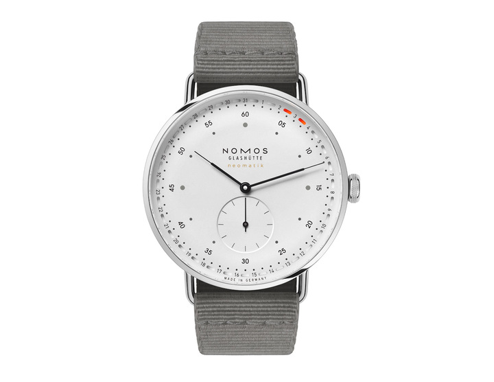Metro was introduced in 2014 with manual winding. In 2016, the groundbreaking neomatik calibre (DUW 3001) was released. Now Metro neomatik 41 Update is here: the watch with the ultra-slender NOMOS automatic calibre and ring date, with a diameter of 41 mm.