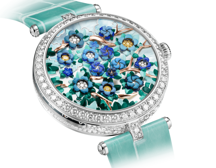 The three-dimensional dial of the Lady Arpels Heures Florales offers a poetic rendition of the passage of time, thanks to the opening and closing of 12 corollas. Telling the time becomes a spectacle, as the flowers blossom and close, renewing the dial's scenery every 60 minutes.