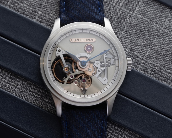 Chinese watchmaker Qian Guobiao presents the limited-edition AB-05S “Skylight Sun”, restricted to just 18 pieces worldwide. The self-developed AB-05 manual-winding movement powers the timepiece. At the same time, its semi-skeletonized dial reveals the balance wheel and gear train, highlighting the watch's intricate mechanics and technical expertise.
