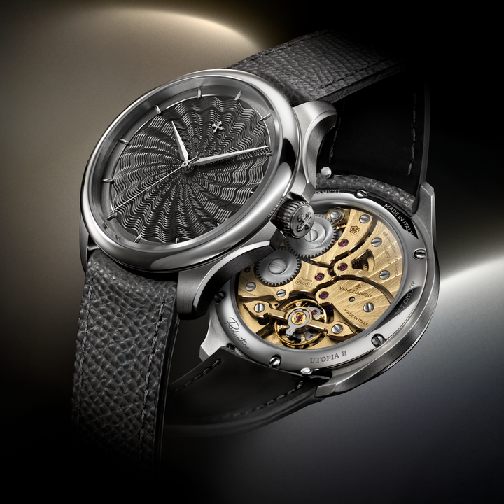 The V5001 retains the technical characteristics that made the V5000 a turning point for the brand: a slim profile of 3.5 mm, a power reserve of 60 hours and an accuracy of ±3 seconds per day.