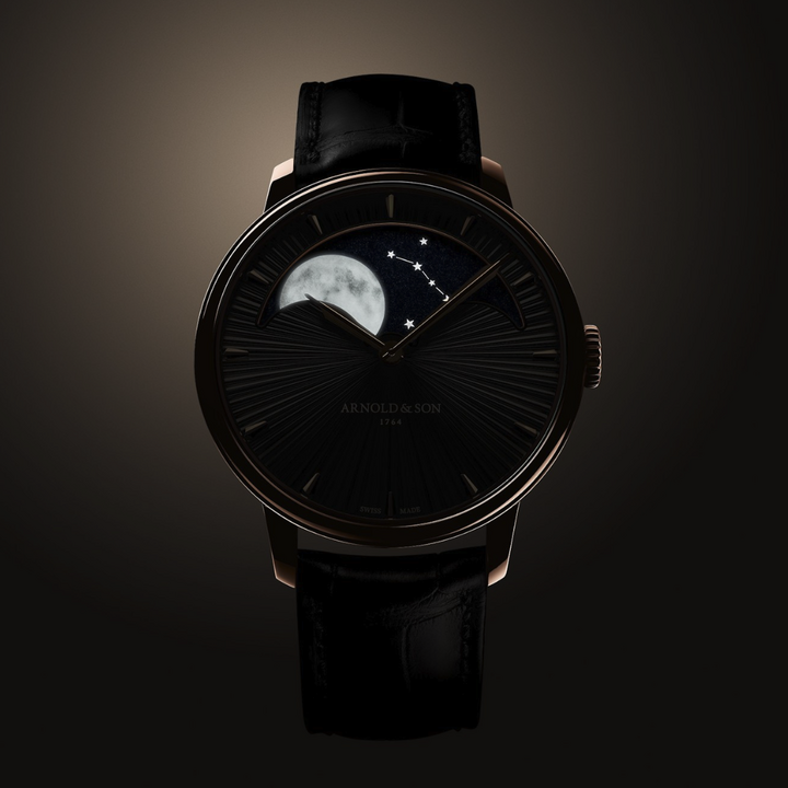 A new iteration of the Perpetual Moon 41.5, the Cliff Grey Edition is dressed in a dial inspired by the colors of the cliffs of Cornwall. Conceived as a tribute to the homeland of its founder and to the sea from which His Majesty's ships once set sail—equipped with marine chronometers signed by John Arnold—it celebrates a maritime heritage. A symbolic celestial body of deep-sea navigation, the oversized moon that defines the Perpetual Moon collection crosses a nocturnal sky where the constellations of Ursa Major and Cassiopeia shine.
