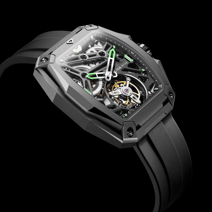 For Hunter Steel, skeletonization is openness and structure in one. Its self-developed CD-07 calibre, engineered to be fully exposed, inhabits a tonneau sculpted with the same architectural edge: a design grammar every Hunter has carried since.