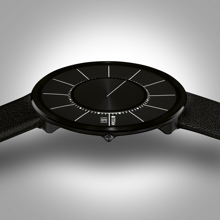 The newest launch from the Edge collection, equipped with a quartz movement, measures a total 3.3mm thick and features a single hand along with a floating disc.