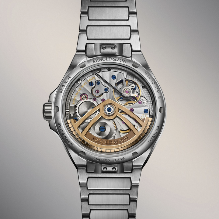 The Longitude 5°W watch in titanium, with its 5N red gold bezel ring, is inspired by the marine chronometers produced in small series by John Arnold from 1775 onward.