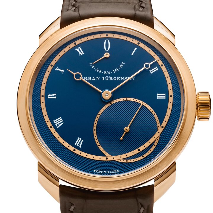 The UJ-2 distinguishes itself through its double-wheel natural escapement. At its core, twin escapement wheels work in seamless harmony, minimising friction and efficiently transmitting energy to the balance. A mechanism typically confined to flagship masterpieces here forms the foundation of the design, brought to life through serial production.