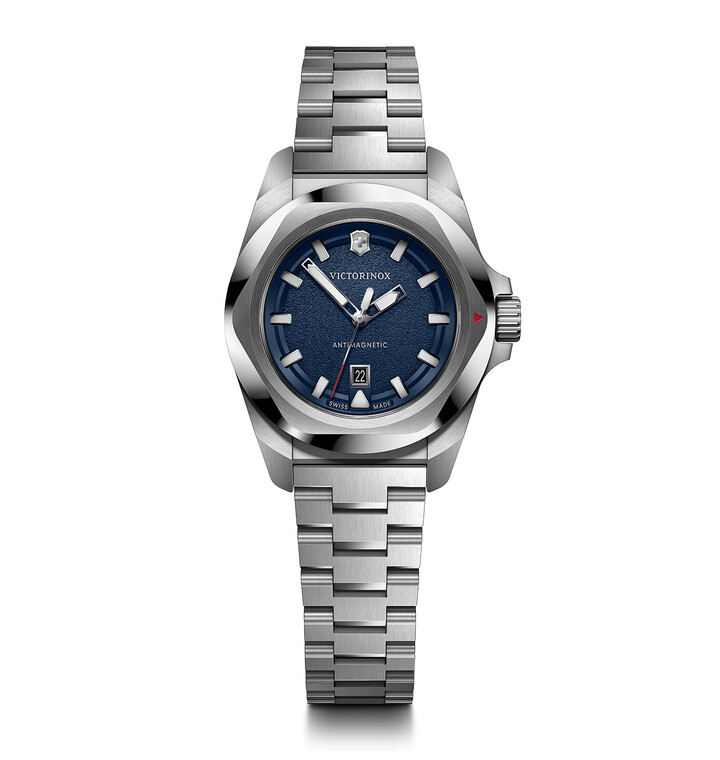 Despite its smaller size (32 mm), the I.N.O.X. Small includes all the features of its larger counterparts: date display, antimagnetic protection, shock resistance, and water resistance – all backed by Victorinox's quality promise.