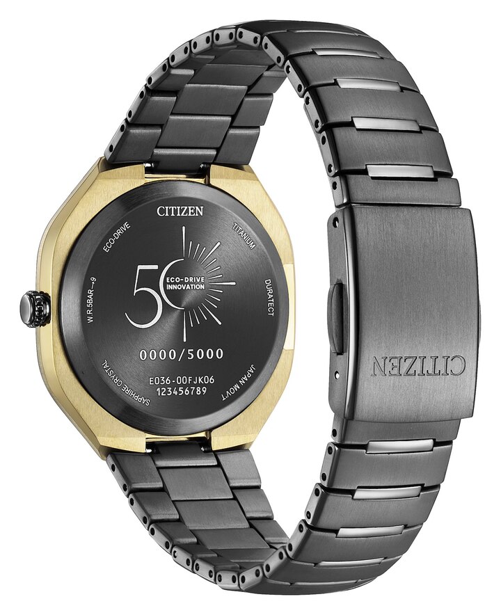 The model is equipped with the new Cal.E036 movement, which can operate for 365 days on a single full charge. The case and bracelet are made of Super Titanium.