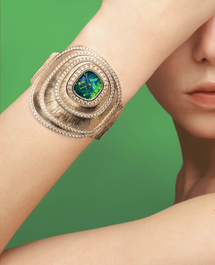 With its trapeze-shaped case softened by rounded angles, the Sixtie reinterprets the iconic cuff watch of the 1970s in a new High Jewellery variation celebrating opal and its kaleidoscope of colours. Yves Piaget's favourite stone, opal became one of the defining symbols of the Piaget Society.